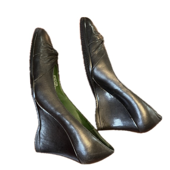 Sz.7-NWOB- Black Leather Wedge Pumps- Chinese Laundry - Picture 3 of 9